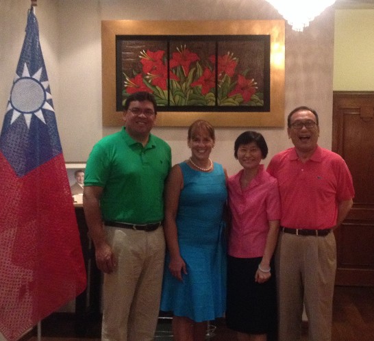 駐巴拉圭劉大使德立夫婦歡宴巴內政部長德瓦加司夫婦合影 