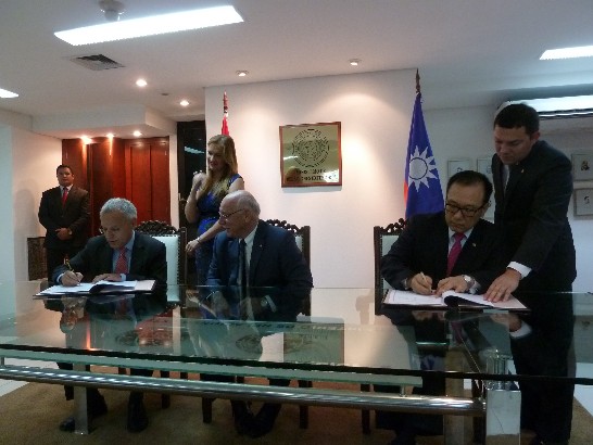 劉大使德立與巴外交部長羅依沙卡及財政部羅哈斯共同簽署我與巴拉圭政府合作瞭解備忘錄