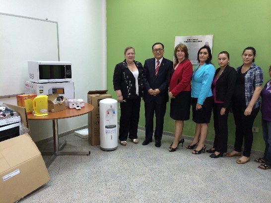 劉大使德立與巴婦女部長芭雅蒂（Ana María Baiardi）及該部出席官員合影