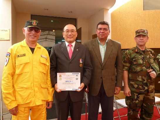 劉大使德立獲巴義勇消防隊頒贈「義消捍衛者」獎章與證書