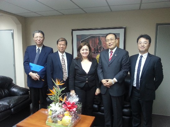 劉大使德立陪同佛光大學楊校長朝祥一行拜會巴教育部長菈芙恩德時合影