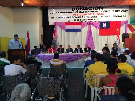 劉大使德立貝多芳市政府主持由我東方市中華會館等僑團募贈Amambay省政府及貝多芳市政府之50台輪椅及50部攝影監視器暨致贈該市2隊義消慰問金各1千萬巴幣（約2,300美元）捐贈儀式    