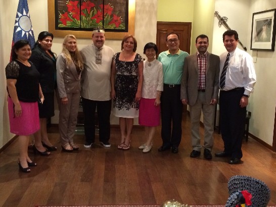 劉大使德立夫婦與巴眾院議長拉米雷斯（Juan Bartolomé Ramírez）伉儷及甫隨拉議長訪華返巴之5名眾議員合影