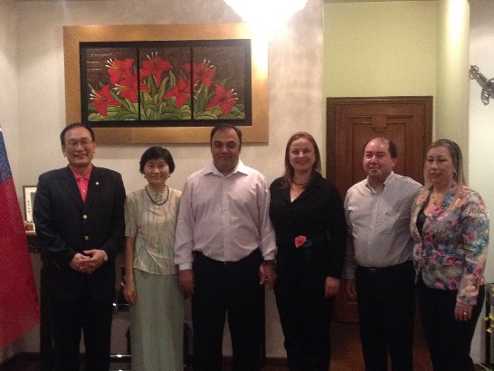 駐巴拉圭劉大使德立夫婦與巴檢察總長Javier Díaz Verón夫婦等合影