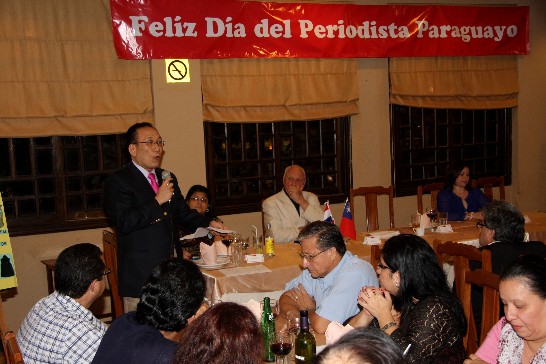 劉大使德立向出席記者節聯歡晚會在座巴拉圭媒體記者致意