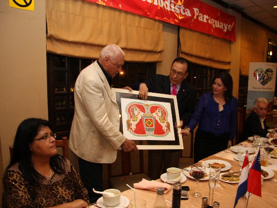 劉大使德立致贈「ABC彩色報」社長蘇克立優(Aldo Zuccolillo)版畫乙幅