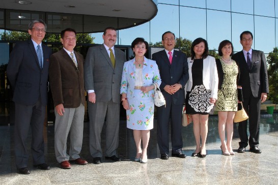 駐巴拉圭劉大使德立暨淡江大學張校長家宜一行與拉米雷斯議長合影