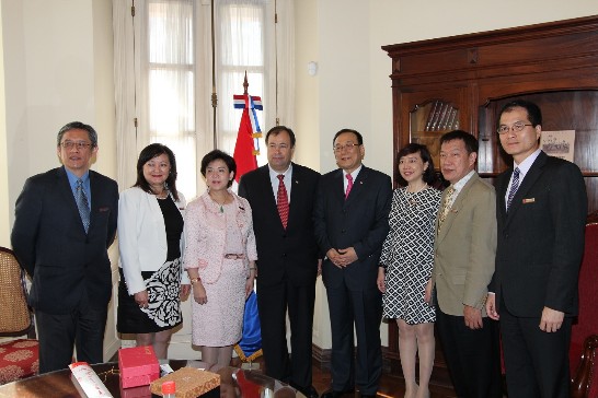 駐巴拉圭劉大使德立陪同淡江大學張校長家宜一行晉見代理總統艾法拉時合影