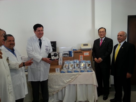 國立亞大醫學院培里士院長（左三）展示北醫大捐贈之掌上型超音波，劉大使德立（右二）及國立亞大校長鞏薩雷斯(右一)在場觀禮