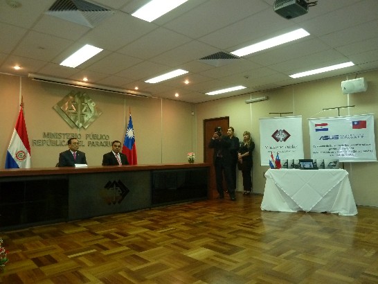 劉大使德立與巴檢察總長狄亞斯共同主持捐贈檢察總署10台華碩平板電腦儀式