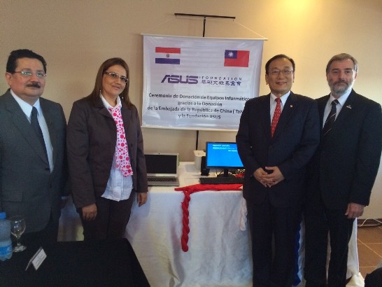 劉大使德立與Canindeyú國立大學校長Mariano Adolfo Pacher及María Auxiliadora中小學校長Liz Balbuena等於資訊設設捐贈儀式合影