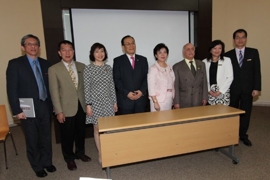 國立亞大校長鞏薩雷斯(右三)與淡江大學張校長家宜（右四）、本館劉大使德立（左四）及訪團成員於簽約儀式後合影。