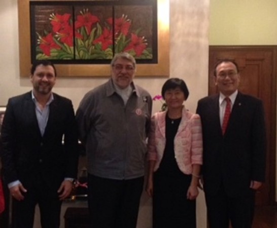 駐巴拉圭劉大使德立夫婦與盧戈前總統及柏佳都參院第二副議長合影