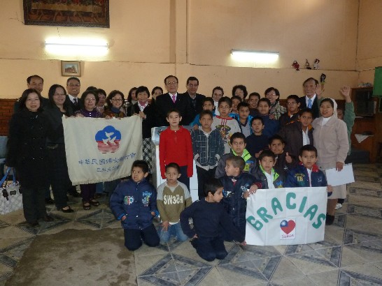 駐巴拉圭劉大使德立及夫人「婦聯會巴拉圭分會」顧主任委員文瑩偕本館館員及該分會會員與參議員Enzo Cardozo及「聖文森之家」育幼院院童合影