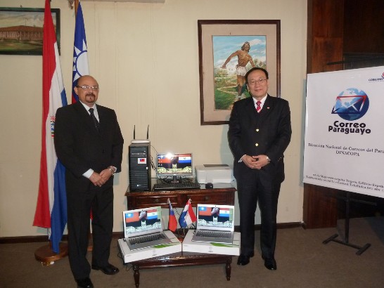 劉大使德立與巴郵政局長Ángel Pintos Balbuena共同主持我捐贈該局電腦設備儀式