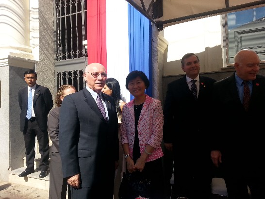 駐巴拉圭劉大使德立夫人顧文瑩女士與巴外長羅依沙卡（Eladio Loizaga）合影