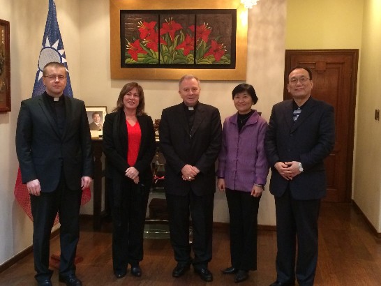 劉大使德立夫婦與駐巴外交團團長－教廷大使Eliseo Antonio Ariotti及巴拿馬駐巴拉圭大使Sabrina del Carmen García合影