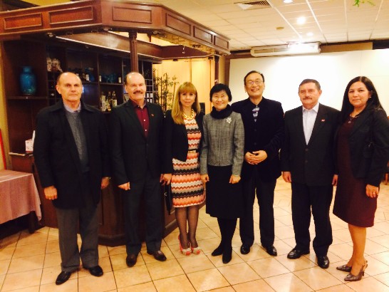 劉大使德立夫婦與巴國防部長索多（Bernadino Soto Estigarribia）伉儷（左二、三），該部軍政副部長Víctor Picagua Araujo（左ㄧ）及軍令副部長Rubén Carmelo Valdez伉儷合影