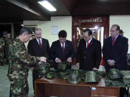 劉大使德立陪同卡提斯總統檢視軍事防護品