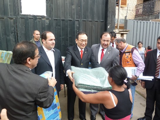 駐巴拉圭劉大使德立與代理總統艾法拉發放我人道物資濟助水患災民，急難部長駱阿及亞松森市長沙馬涅哥陪同