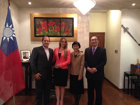 駐巴拉圭劉大使德立夫婦與巴京亞松森市長沙馬涅戈伉儷合影