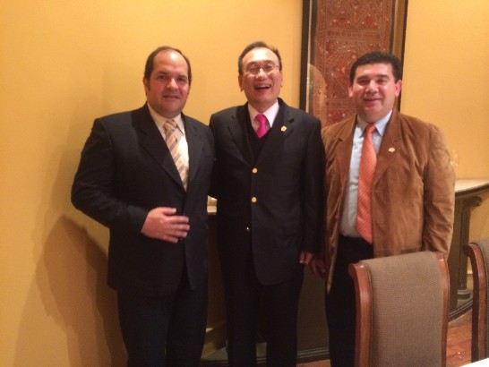 劉大使德立與巴京市長沙馬涅戈（Arnaldo Samaniego，左）及該市府禮賓處長Edgar Patiño（右）合影