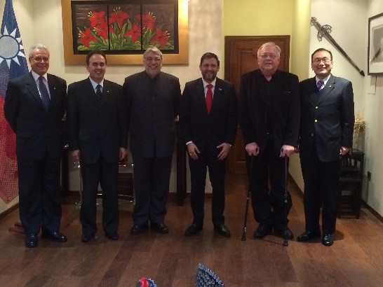 劉大使德立與訪華參議員雷伊羅（Adolfo Marcelino Ferreiro Sanabria）、柏佳都（Víctor Bogado）主席、前總統盧戈（Fernando Lugo）、孟赫斯（Juan Darío Monges）參議員及巴拉圭駐華大使柏馬紹（Marcial Bobadilla）合影