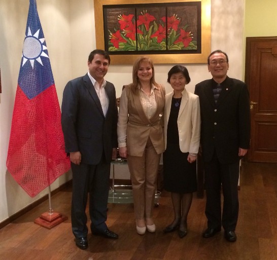 劉大使德立夫婦在職務宿舍款宴巴前總統佛朗哥(Federico Franco)伉儷合影