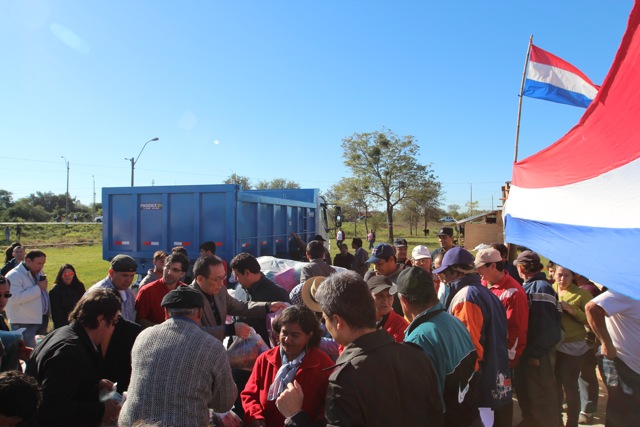 劉大使德立夫婦與巴眾議院外委會副主席眾議員Julio Enrique Mineur，Presidente Hayes省省長Pablo Contessi Pérez共同發放物資