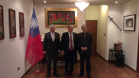 劉大使德立夫婦與巴國執政黨紅黨副主席賈拉維納（Juan Carlos Galaverna）參議員及國立亞松森大學校長貝拉達（Froilán Enrique Peralta）合影