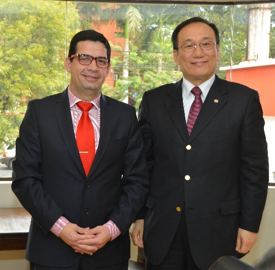 劉大使德立與巴新任眾議長韋拉斯格斯（Hugo Velázquez）合影