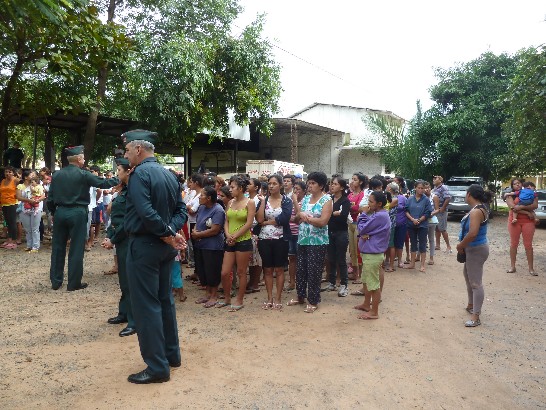 巴京水患災區居民受領物資情形