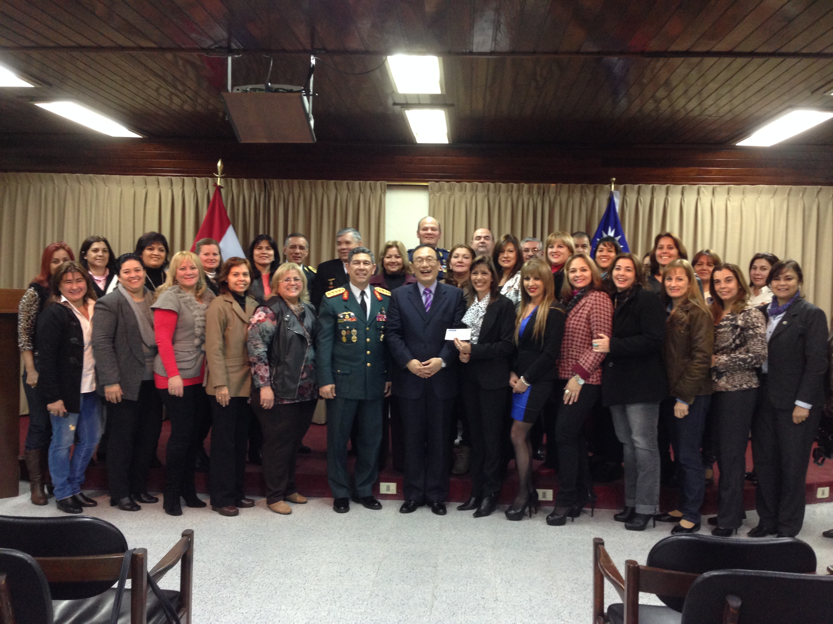 劉大使德立與巴國三軍總司令賴米雷斯暨夫人(劉大使兩側)及各軍種司令夫婦等合影