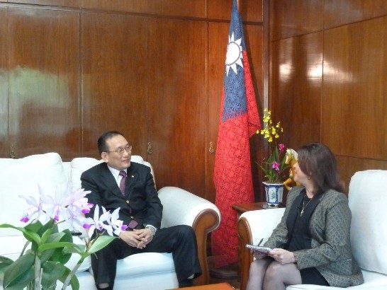 劉大使德立接受巴拉圭「國會電視臺」現場直播專訪情形