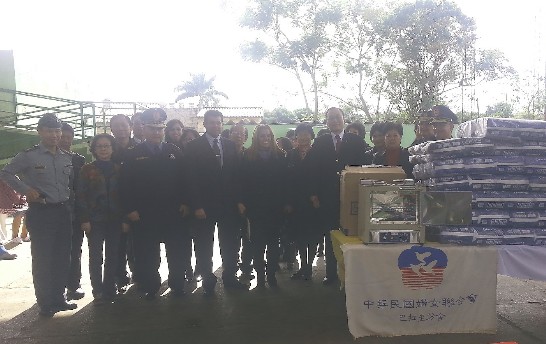 駐巴拉圭劉大使及夫人「婦聯會巴拉圭分會」顧主任委員文瑩偕本館館員及該分會會員與巴國警察總監夫婦及官方代表人員合影