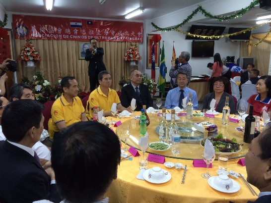 駐巴拉圭劉大使德立昨(24)日應華僑協會總會陳理事長三井之邀，驅車前往東方市參加該會巴拉圭分會首屆會長朱僑務諮詢委員榮卿假中華會館會所舉辦之成立大會；與會貴賓包括來自華僑協會臺北總會之黃常務理事東祥、黃常務理事海龍、巴西分會謝會長國彬、駐東方市張總領事翰鈞、巴拉圭顧僑務委員丹塵、東方市中華會館陳理事長傳庚及僑領等80餘人。