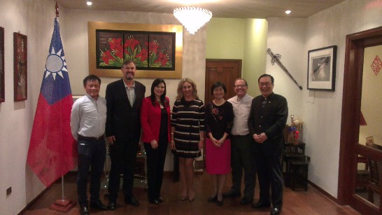 劉大使德立夫婦與巴奧委會主席培瑞斯（Camilo Jorge Pérez López Moreira）夫婦、前大禮官羅儀格（Auda Roig）暨前體育部長Paulinho Reichardt夫婦及巴羽球協會高副會長中禮合影。