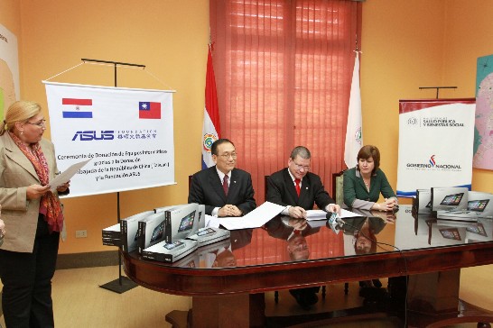 劉大使與衛生部長巴利歐斯（Antonio Barrios）及次長María Teresa Barán共同主持捐贈儀式。