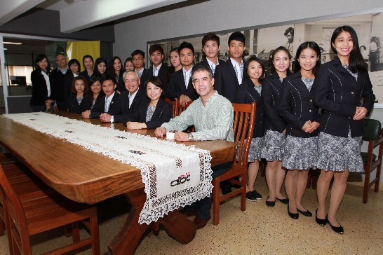 拜會巴拉圭第一大報「ABC彩色報」並與總編輯Armando Rivarola合影