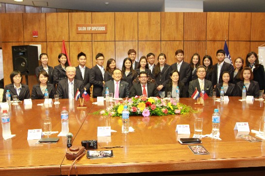 拜會巴拉圭眾議院並與議長韋拉斯格斯(Hugo Velázquez)合影