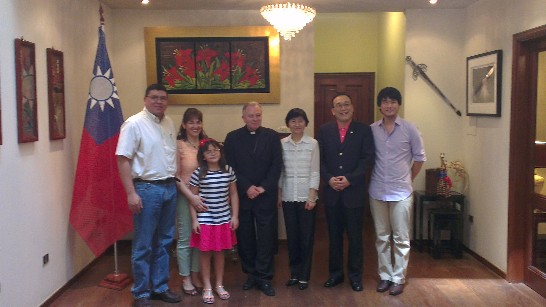 劉大使夫婦與駐巴外交團團長-教廷大使Eliseo Antonio Ariotti及內政部長德瓦加司（Francisco de Vargas）伉儷合影