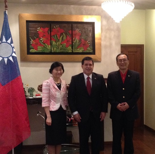 駐巴拉圭劉大使德立夫婦與卡提斯總統合影