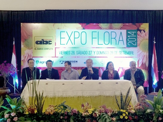 劉大使與巴國巴農牧部農業次長Mario León(左二)、農業推廣司長Cornelio Núñez(右ㄧ)及「泛美農業合作研究所」駐巴代表Hernán Chiriboga（左三）等出席ABC彩色報舉辦之「2014年花卉展」開幕典禮