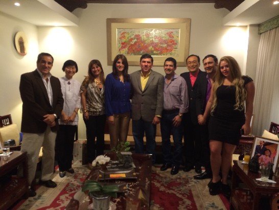 劉大使夫婦與巴參議長亞諾（Blas Llano）伉儷、眾議長韋拉斯格斯（Hugo Velázquez）伉儷，參議院友華委員會主席柏佳都（Víctor Bogado）暨千金，及前參議員Víctor Galeano合影。