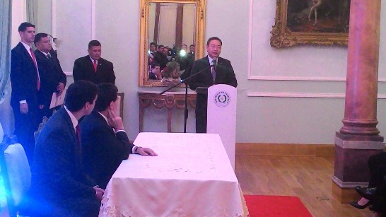 巴拉圭近月來發生近50年來最嚴重之水災，我示人道關懷，駐巴拉圭俞大使大㵢於本（29）日上午前往巴總統府贈交我資助巴政府因應水患災情人道援助款10萬美元，由卡提斯總統、財政部長貝納（Santiago Peña）及俞大使共同舉行；急難部長駱阿（Joaquín Roa）因臨時赴災區指揮救災而未及出席，惟稍後在鄰近場所與俞大使共同簽署議事錄。我援助款將協助巴急難部購置可長達275公尺之活動橋（由逾500塊之浮動模組構成，可彈性調整長度，亦可拆裝用作臨時碼頭或直昇機水面停機坪等）。