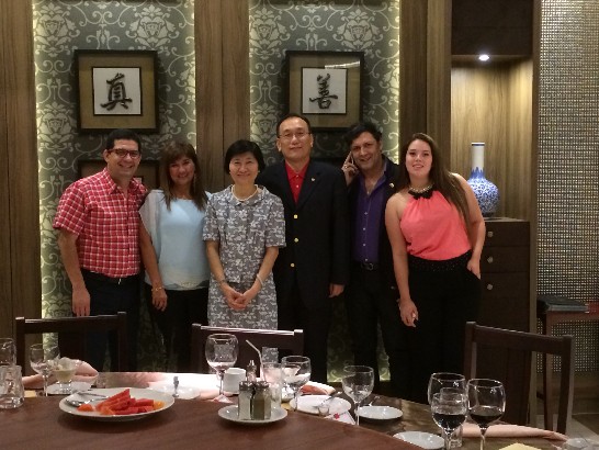 劉大使夫婦與巴國會眾議長韋拉斯格斯（Hugo Velázquez）伉儷及參議院友華委員會主席柏佳都（Víctor Bogado）暨其千金合影