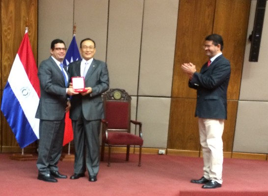 巴眾議院為表彰劉大使對促進巴我兩國邦誼之卓越貢獻，繼2013年6月頒贈駐巴拉圭劉大使德立該院之「先驅者國家勳章」(Orden Nacional del Mérito “Comuneros”)後，本（9）月10日上午於該院常會中再度邀請劉大使與會，由眾議長韋拉斯格斯（Hugo Velázquez）親自致贈感謝牌及紀念品，以表達該院對劉大使之敬意與謝忱。