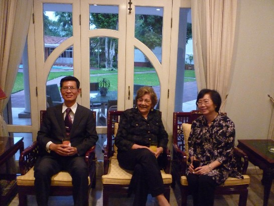 黃大使夫婦與巴國第一夫人在黃大使官舍客廳合影