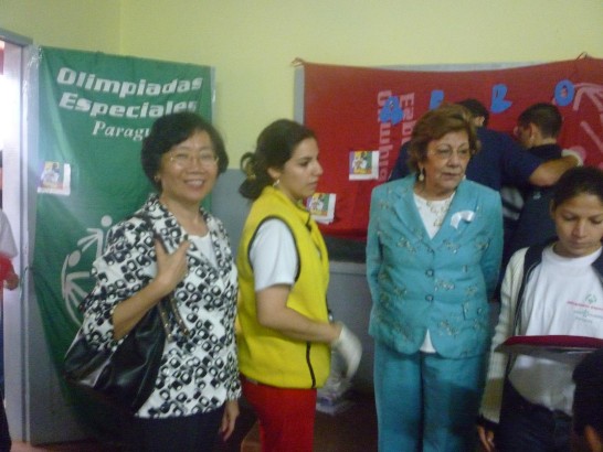 黃大使夫人（左一）與第一夫人梅西德絲盧戈（右二）一同出席殘障兒童奧運會。