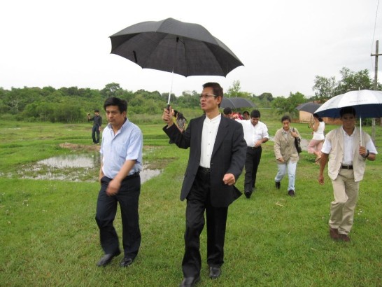 駐巴拉圭大使館黃聯昇大使應巴國司法勞工部邀請，於本（11）月12日率王清源參事、技術團團長及多位團員參訪該部位於ITA之職訓中心，並在職訓中心主任Sergio Rojas引領下深入ITA地區各村落訪視小農。